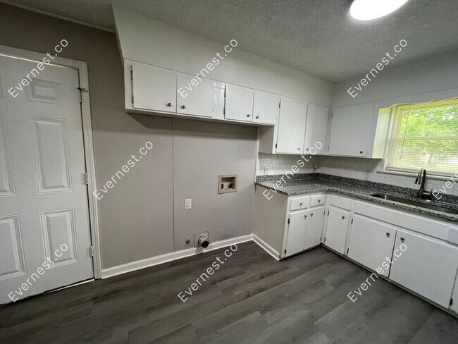 Building Photo - 904 Sorrells Dr