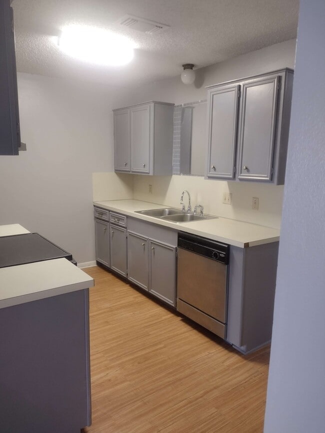 Building Photo - 525 Broad St