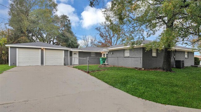 Building Photo - 2105 Olive St