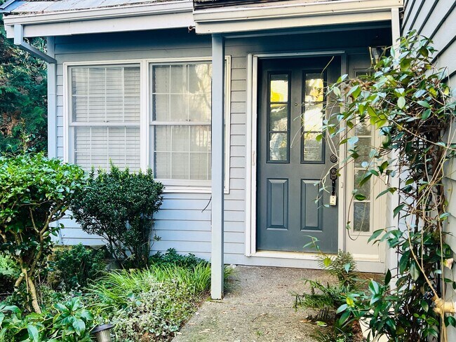 Building Photo - Amazing Attached Home in Lake Oswego is a Must See!