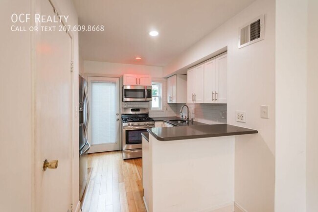 Building Photo - 2107 Clymer St