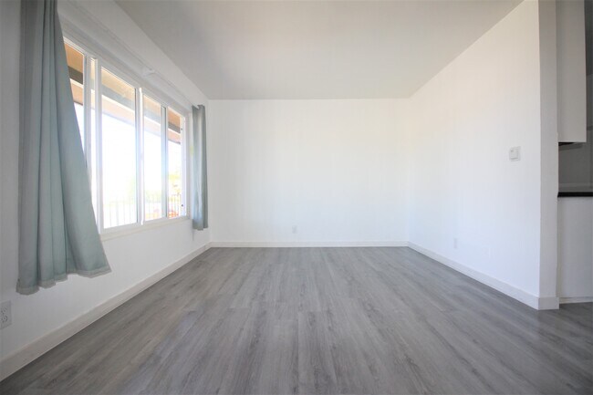Foto del edificio - 7346 Woodman Ave
