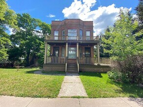 Building Photo - 922-922 E 5th St