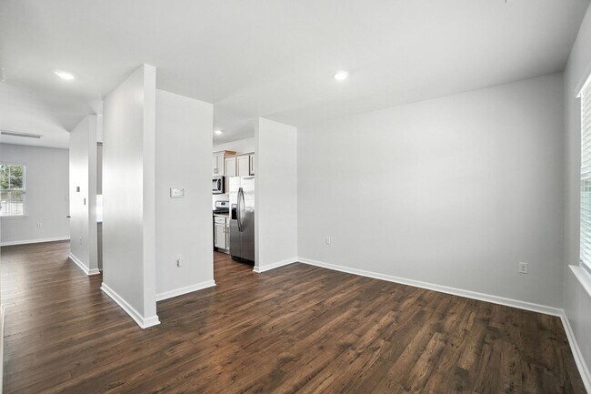 Building Photo - Stunning home, Move-in Ready!