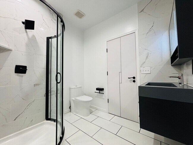 Foto del edificio - * RE RENTAL Available 4/30/26 * 1 Bedroom 1 Bath Apartment *Newly Renovated Summer 2023*