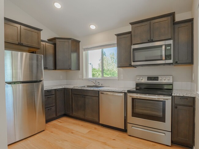 Building Photo - Large Garage in Burien 2bd 1.5ba home!