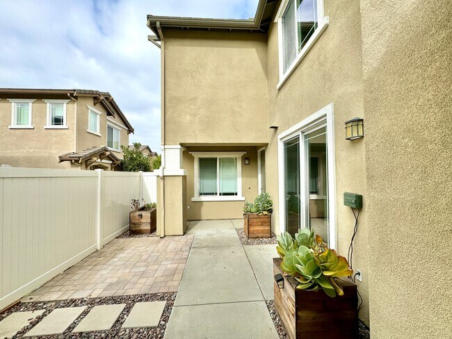 Building Photo - Great 3B/2.5BA Townhome in San Marcos!