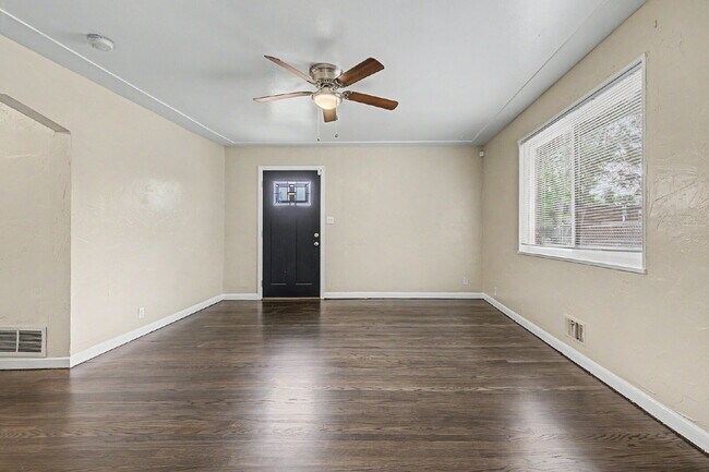 Foto del edificio - "Charming 3-Bedroom Duplex Retreat on Chester Street, Aurora – Cozy 1206 Sq Ft Home Awaiting Your...