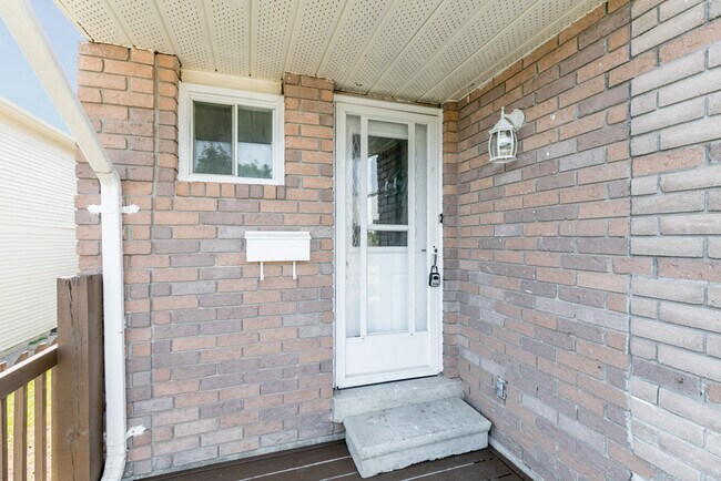 Photo du bâtiment - 2 Bedroom Apartment for Rent – Great Locat...