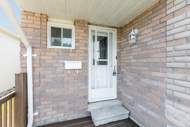 Building Photo - 2 Bedroom Apartment for Rent – Great Location, Parking, Laundry, Pet-Friendly