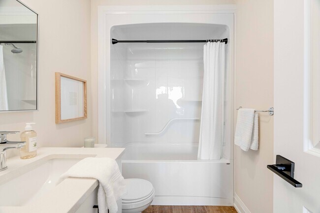 Photo du bâtiment - 1-Bedroom Suite in Sunningdale Heights – Modern Living in a Prime Location