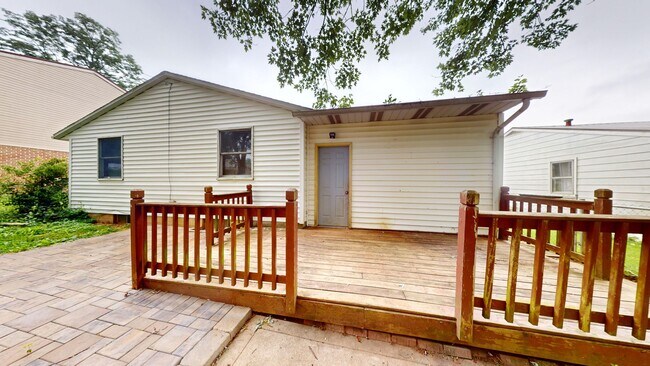 Building Photo - 3 bedroom Madison ranch w/garage