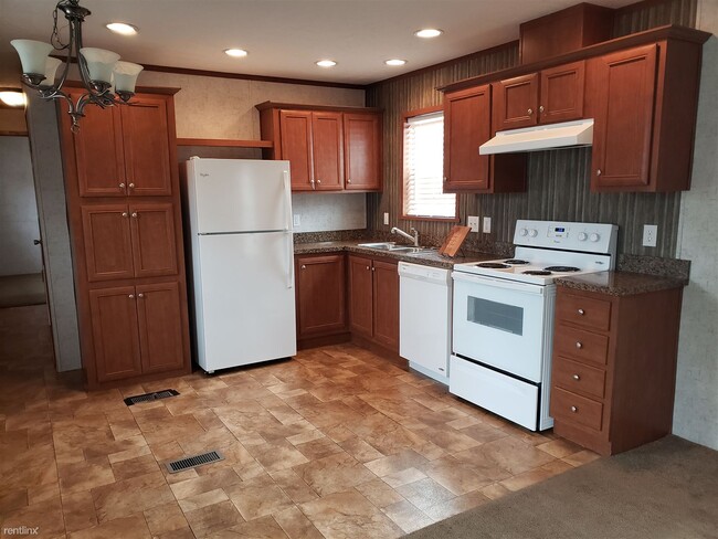 Building Photo - 631 Countryside Trailer Ct