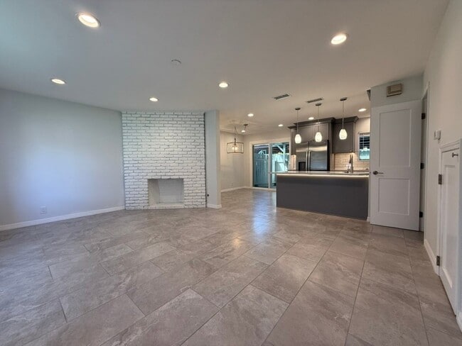 Building Photo - 10130 Hull Dr