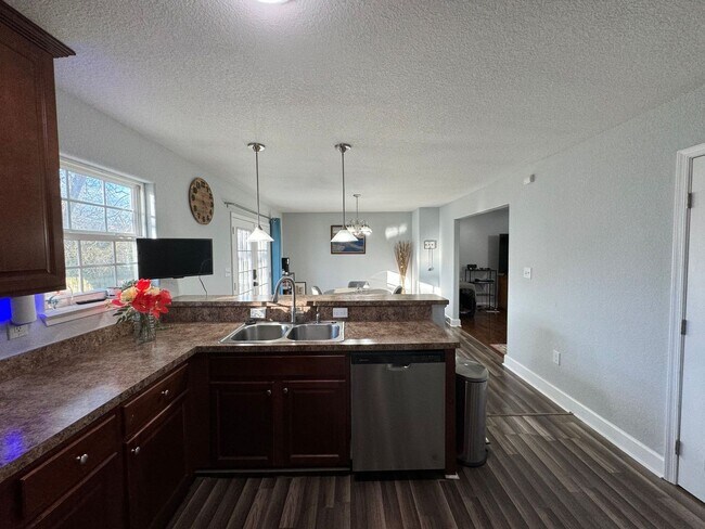 Foto del edificio - Welcome to this charming and spacious home!