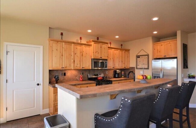 Foto del edificio - Stunning 4-Bedroom in Redmond's beautiful Fairhaven Neighborhood!