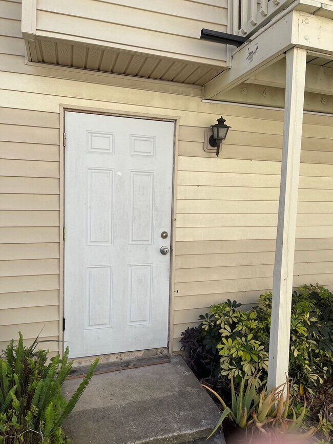 Foto del edificio - 1001 Spring Meadow Dr