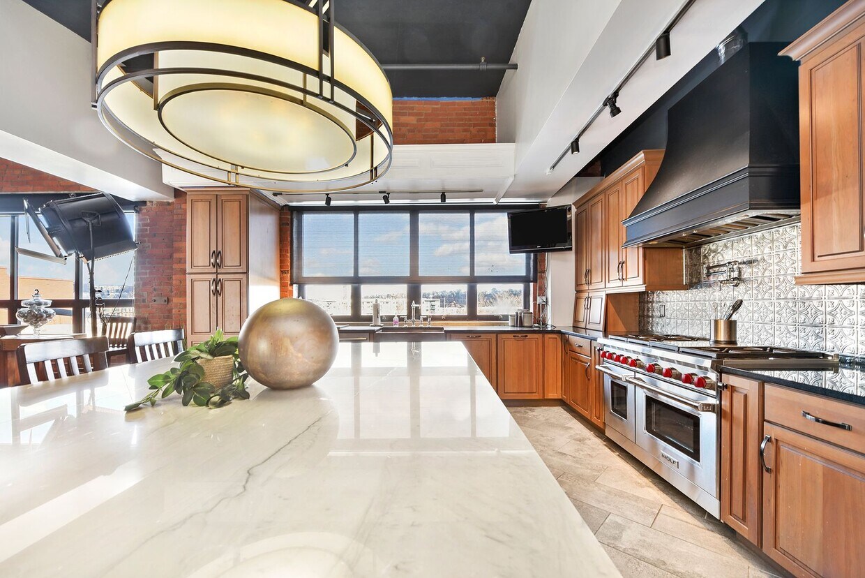 Foto principal - Spectacular, Furnished 3-Bedroom Loft
