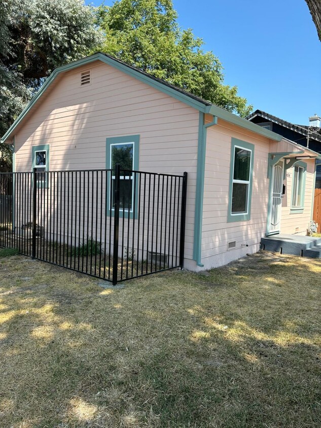 Primary Photo - 1 B/R 1 B/A Charming House in Yuba City AV...