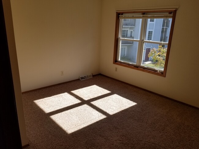 Building Photo - 627 Brooks Pl