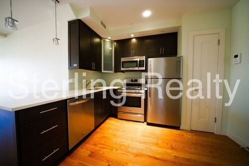 Primary Photo - 2704 Hoyt Ave S