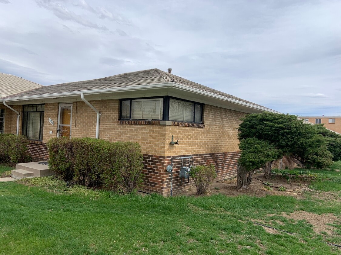 Photo - 1624 Akron St (Aurora, CO)