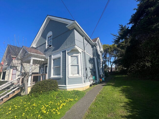 Building Photo - 813 C St