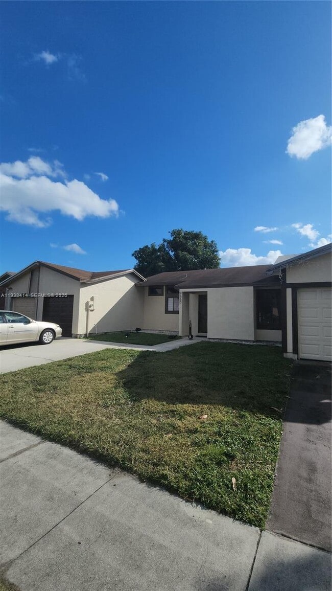 Building Photo - 9660 W Elm Ln