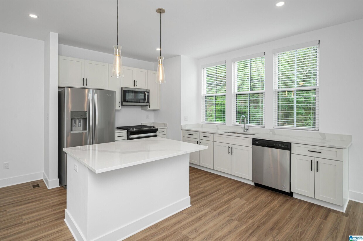 Foto principal - 2468 18th St S