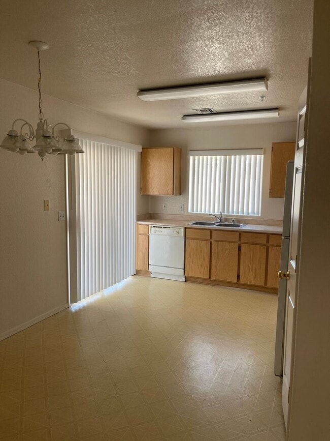 Building Photo - 3261 Tomahawk Dr
