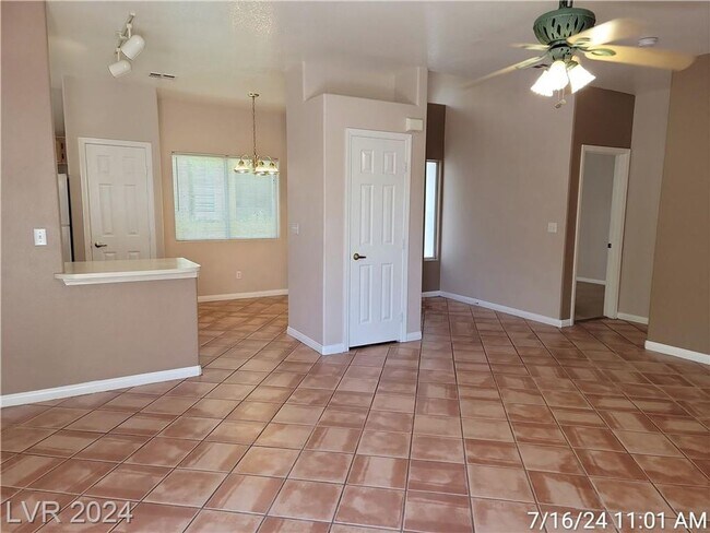 Building Photo - WONDERFUL SINGLE STORY PATIO HOME IN GATED...