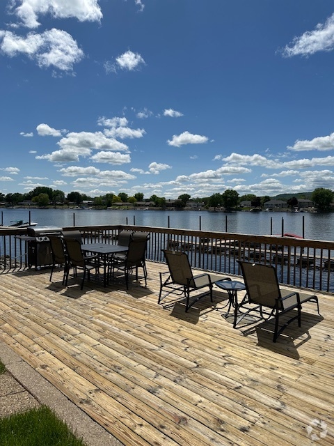 Community Patio - River's Edge Apartments