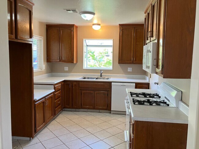 Building Photo - 1420 Del Vista Avenue, Modesto, CA 95350