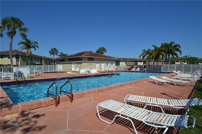 Foto del edificio - 10109 Twin Lakes Dr