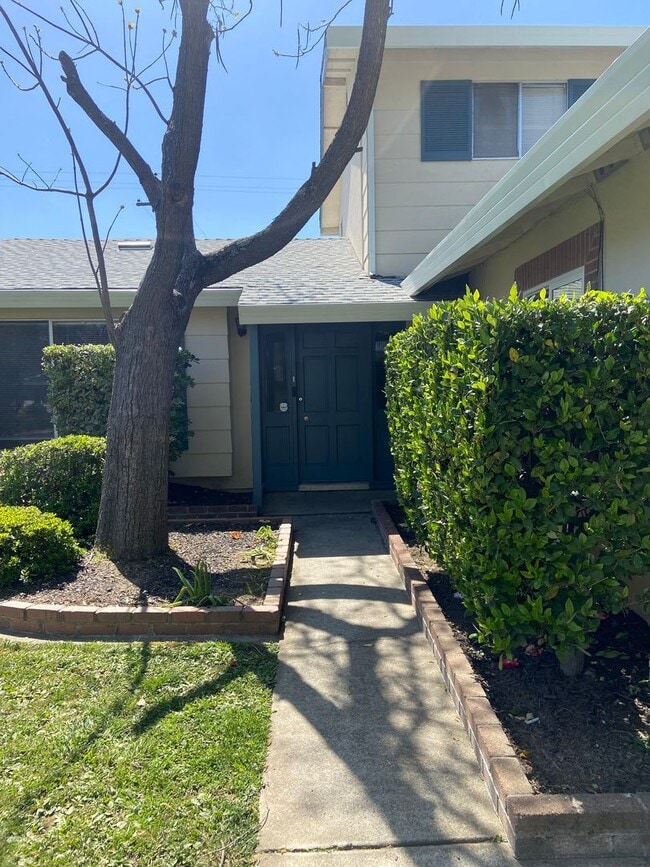 Building Photo - Close to CSUS - 7 Bdrm, 3 bath near La Riv...