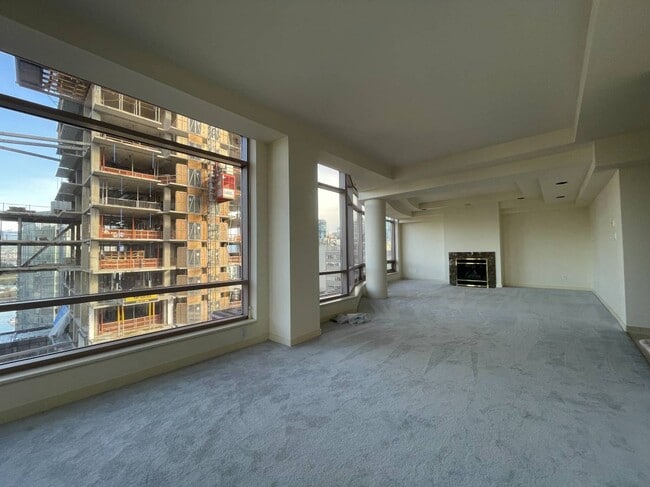 Building Photo - 1500 Alberni St