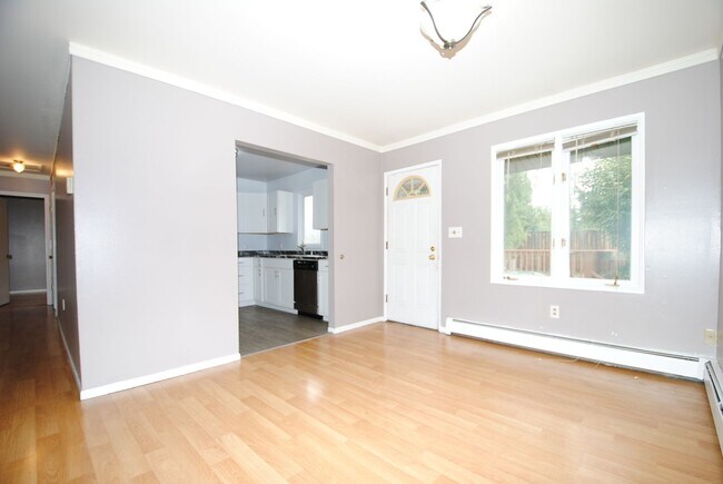 Foto del edificio - Gorgeous 4 bed / 2 bath with Heated Garage