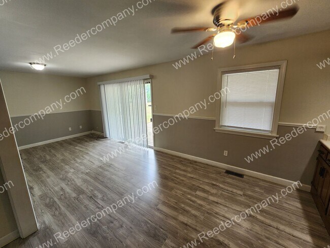 Foto del edificio - Spacious 3 bedroom 2 bathroom house