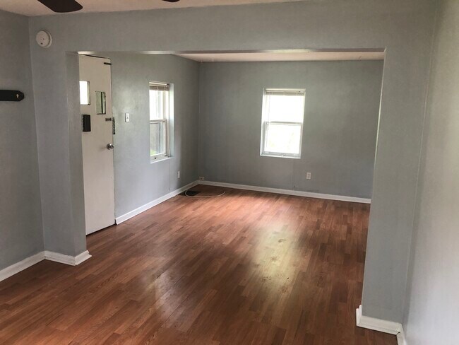 Living Room - 102 Shumate Ave