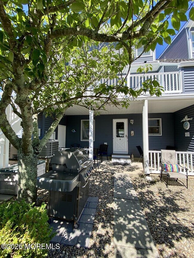 Building Photo - 10 SE Central Ave