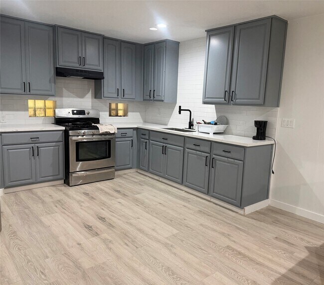 Foto del edificio - 143 Hollyvale Dr