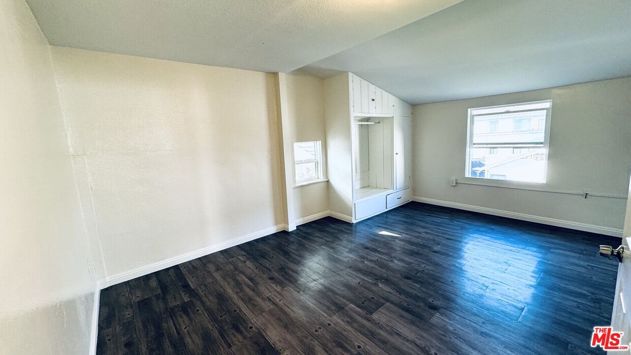 Foto principal - 219 E 10th St