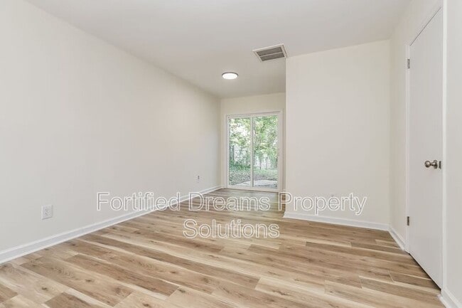 Building Photo - 1102 Campbell St