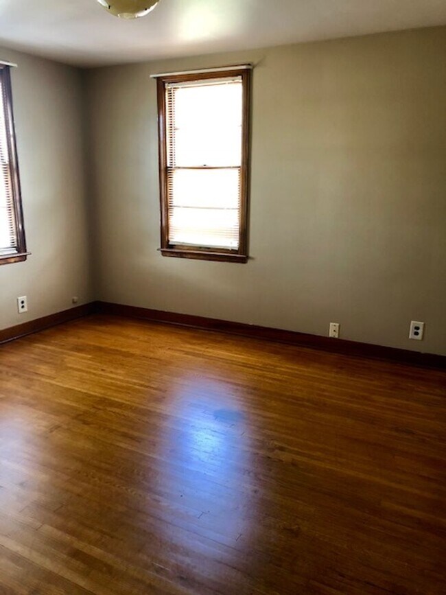 Foto del edificio - WOODLAND - Brick, 2 Bedroom Duplex, Move-In Ready!