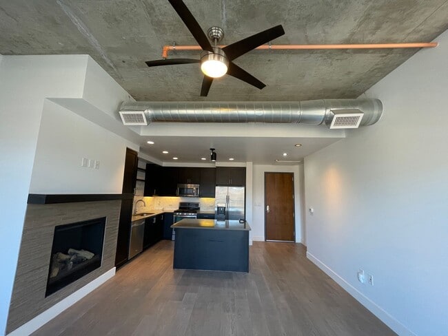 Building Photo - Phenomenal 1B/1B with amenities