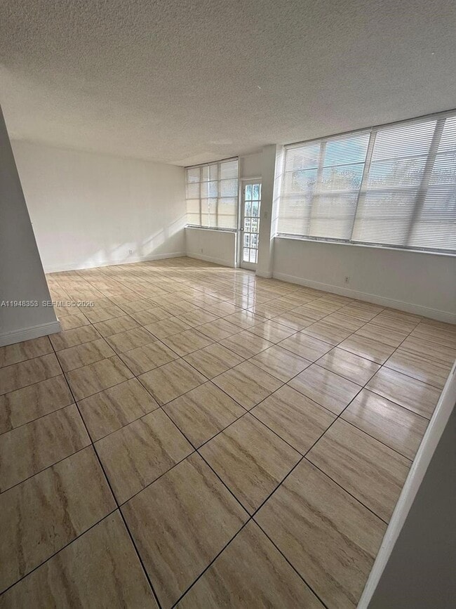 Foto del edificio - 2025 NE 164th St