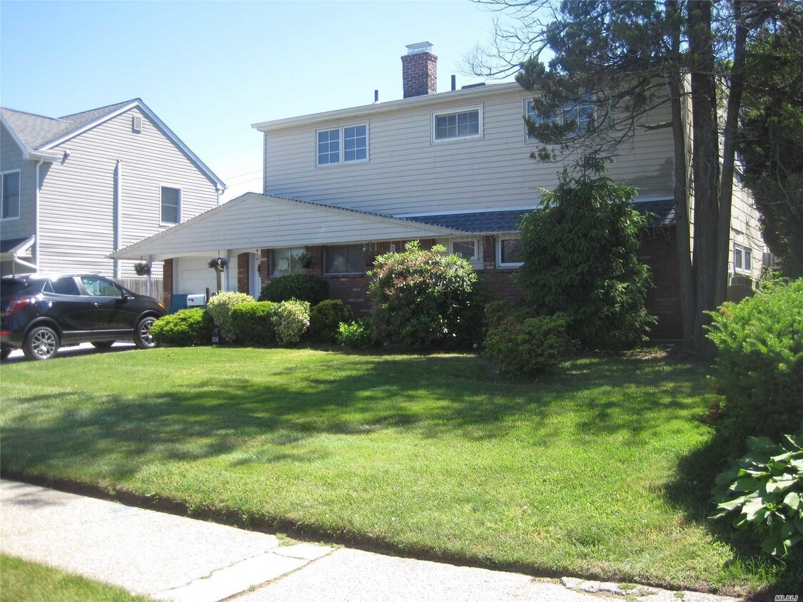 11 Greenvale Ln Levittown, NY 11756 Alquileres en Levittown, NY