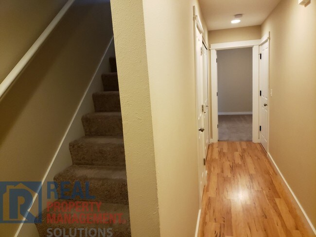 Building Photo - Wonderful Townhome in Woodmere