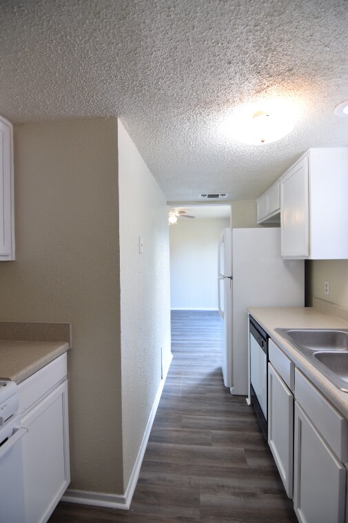 Foto del edificio - 1302 Royal Crest Dr