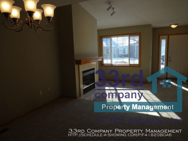 Building Photo - Classic townhome with great floor plan!